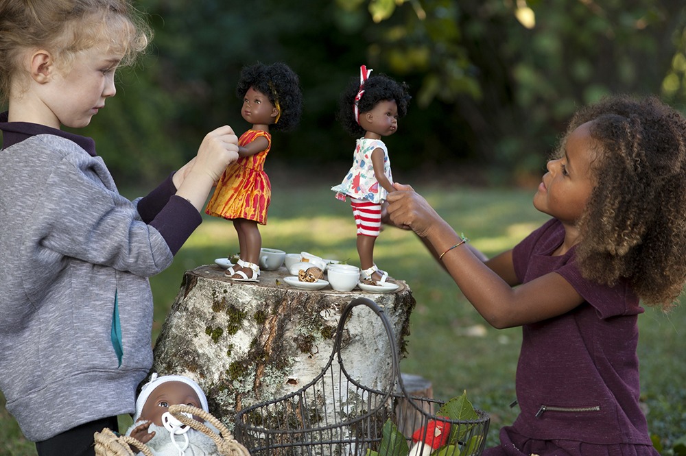 Une poupée africaine pour les petites filles